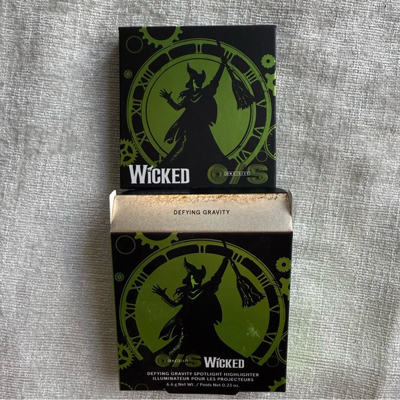 Wicked One/Size Defying Gravity Spotlight Highlighter Illumination Palette NWT - Picture 5 of 6